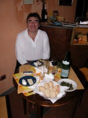 Gian Paolo Moncelsi
a cena nel Bistrot -Il Rifugio- a Tuscania
(11140 bytes)